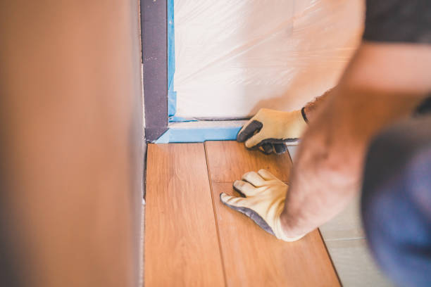 istock A man professionally mounts laminate in a floating way 1177388044