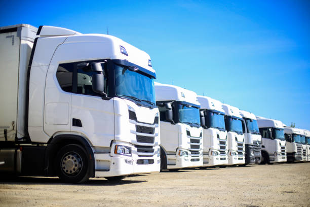 современные грузовики - truck parking horizontal shipping стоковые фото и изображения