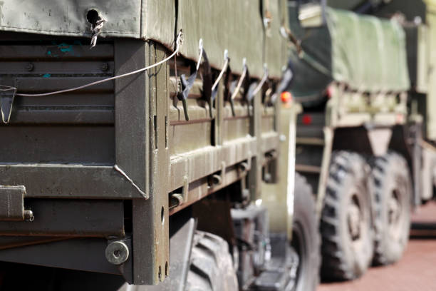 militär-lkw mit anhänger - militärisches landfahrzeug stock-fotos und bilder