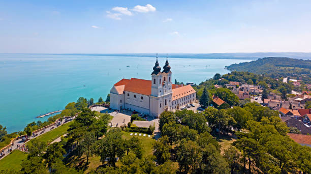 légi felvétel a tihanyi apátságról - balaton témájú stock jellegű vizuális alkotások, jogdíjmentes fotók és képek