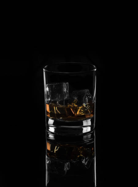 whiskey avec la glace sur un fond noir - shot glass glass black empty photos et images de collection