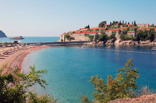 курорт свети стефан в будве, черногория. - harbor island стоковые фото и изображения