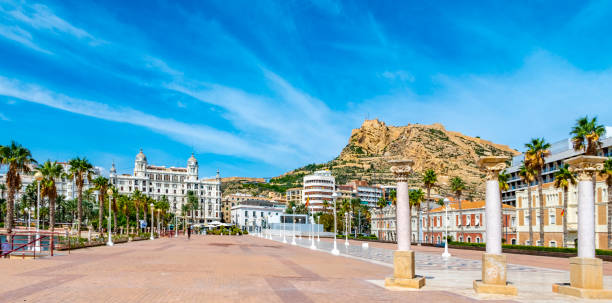 case sul lungomare di alicante, spagna in stile barocco tra palme, pinnacoli e guglie - alicante foto e immagini stock