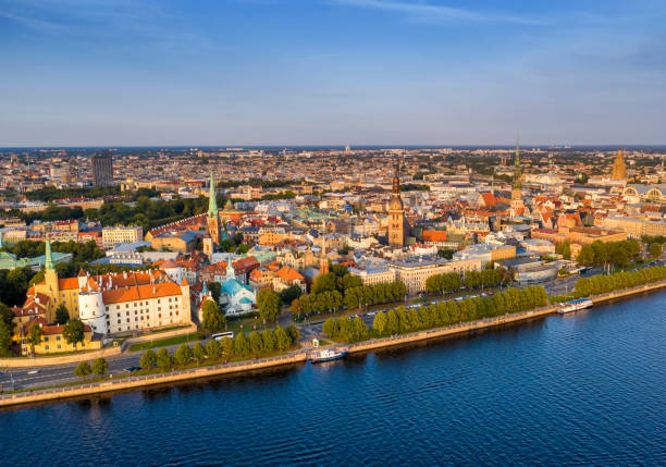 vista aerea del centro storico di riga al tramonto e del fiume dvina settentrionale. lettonia - daugava river foto e immagini stock