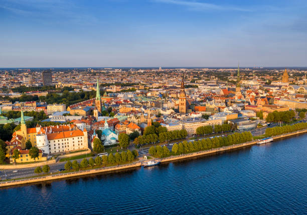 widok z lotu ptaka na stare miasto w rydze o zachodzie słońca i północną rzekę dvina. łotwa - daugava river zdjęcia i obrazy z banku zdjęć