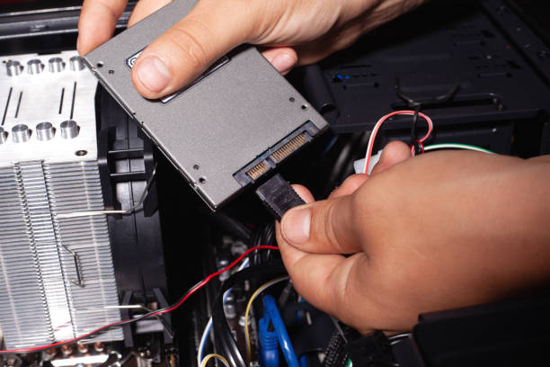 installazione di un'unità a stato solido in un computer,connessione del disco ssd - ssd foto e immagini stock