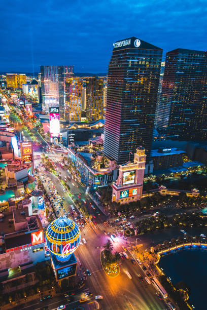 vista aérea de la franja de las vegas en nevada al atardecer - las vegas metropolitan area skyline panoramic the las vegas strip fotografías e imágenes de stock