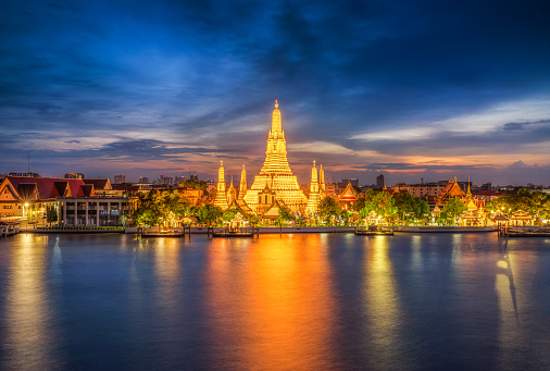 horizonte de la ciudad al atardecer en el templo Wat Arun y el río Chao Phraya, Bangkok. Tailandia photo