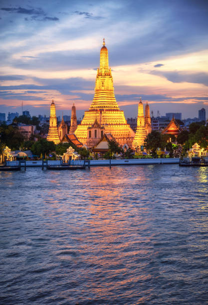 tempio di wat arun al tramonto in verticale bangkok - bangkok thailand skyline night foto e immagini stock