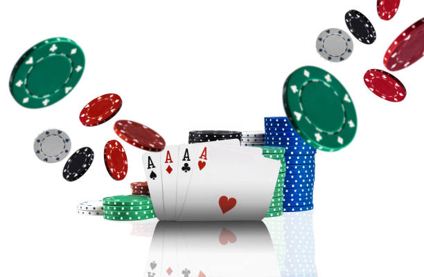 zbliżenie zdjęcia czterech asów, kolorowe żetony w stosach stojących z tyłu, a niektóre z nich latają od siebie, odizolowane na białym tle - gambling chip green stack gambling zdjęcia i obrazy z banku zdjęć