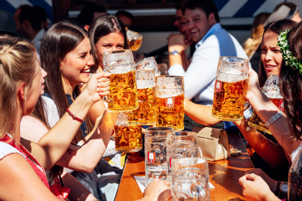 visitatori che celebrano l'oktoberfestfest a beer tent, monaco di baviera, germania - german culture oktoberfest dancing lederhosen foto e immagini stock