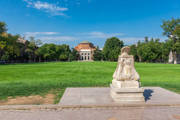 аудитория университета цинхуа и солнечные часы - tsinghua стоковые фото и изображения