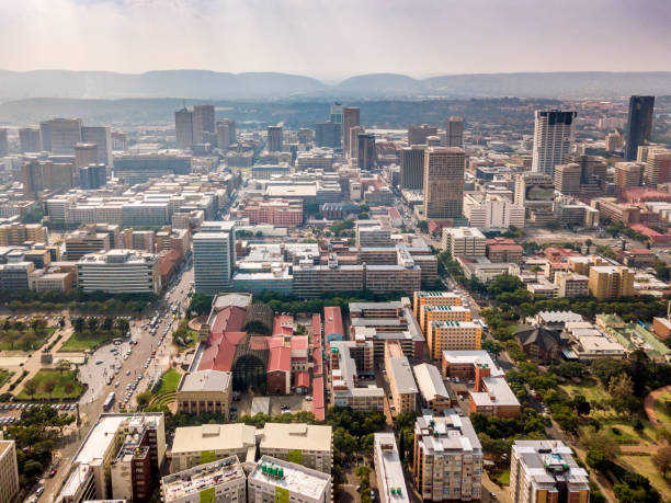 vue aérienne du centre-ville de pretoria, capitale de l'afrique du sud - pretoria photos et images de collection