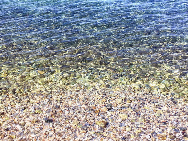 guijarros bajo el agua. - scenics multi colored greece blue fotografías e imágenes de stock