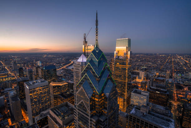 high in philly - manhattan new york city night skyline imagens e fotografias de stock