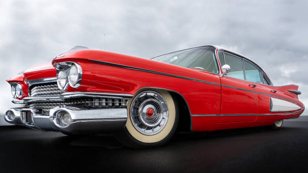 vista lateral de un coche americano clásico desde los años cincuenta. - coche de coleccionista fotografías e imágenes de stock