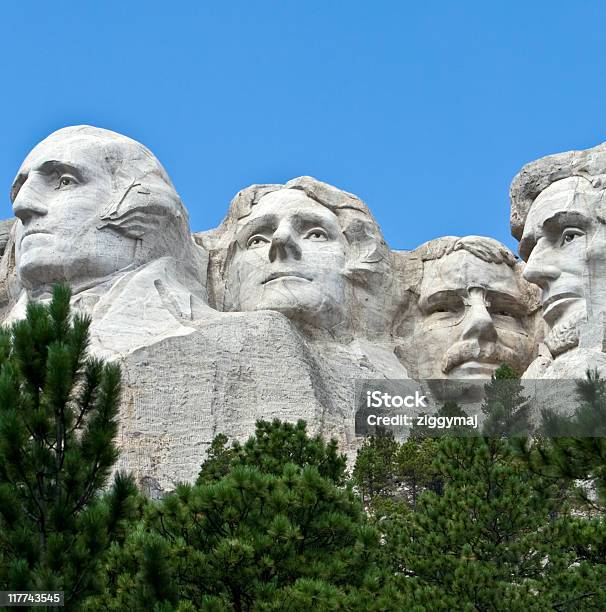 Monte Rushmore Foto de stock y más banco de imágenes de Monumento Nacional del Monte Rushmore - Monumento Nacional del Monte Rushmore, Abraham Lincoln, Azul