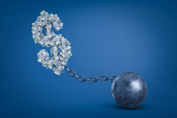 rendering 3d del simbolo del dollaro composto da molte banconote in dollari a mezz'aria incatenato a catena e palla a terra. - debt trapped chain ball and chain foto e immagini stock