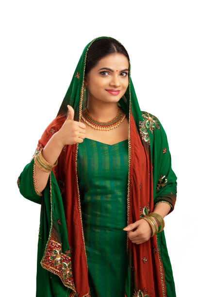 menina muçulmana nova bonita de indiano que mostra polegares acima do sinal de mão. - islam child indian culture ethnic - fotografias e filmes do acervo