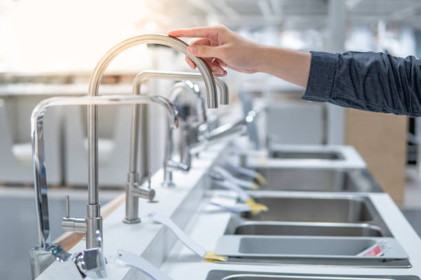 가구 상점에서 스테인레스 스틸 물 탭을 hoosing - sink domestic kitchen kitchen sink faucet 뉴스 사진 이미지