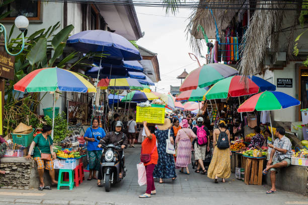 bali, indonesia, 20 de septiembre de 2019 mercado lleno de gente en la ciudad de ubud - lake asia young women beautiful people fotografías e imágenes de stock