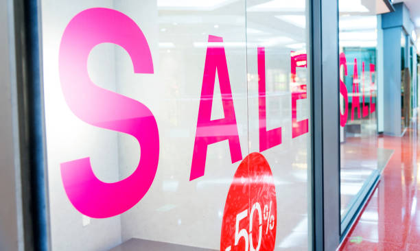 sale signs in shopping mall store window - poster window display store window imagens e fotografias de stock