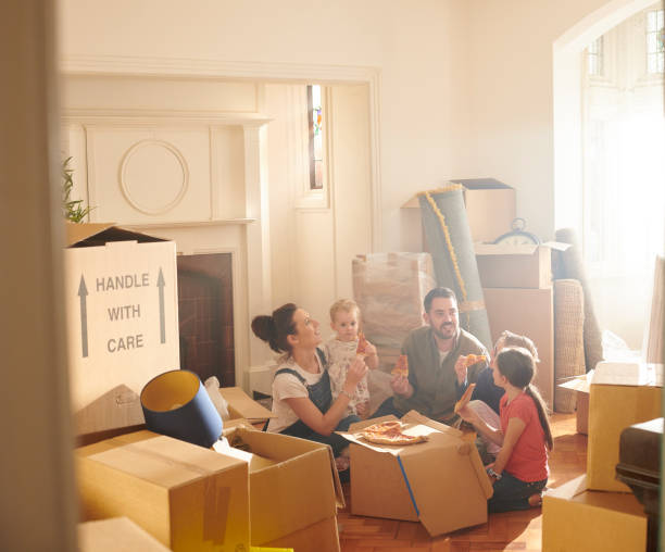 istock pizza in the new house 1177446175