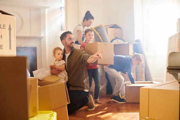 istock unpacking at the new house 1177446321