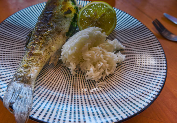 truta fritada com arroz e limão - full length whole trout grilled - fotografias e filmes do acervo