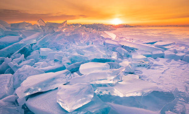 crepe di ghiaccio sul lago invernale baikal - sunrise mountain winter arctic foto e immagini stock