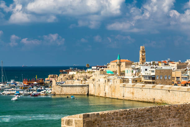 イスラエル、エーカーまたはアッコの港のヨットや古代の壁と�マリーナの眺め。 - acco ストックフォトと画像