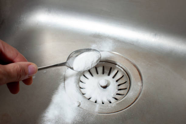 bicarbonato de sodio en una cuchara sobre un fregadero sucio del lavavajillas - silverware clean wet kitchen utensil fotografías e imágenes de stock