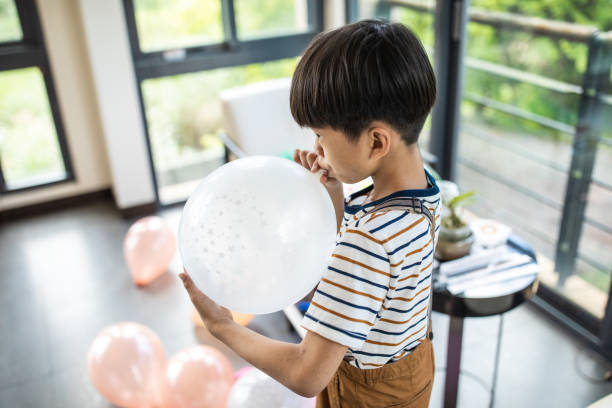 los globos me emocionan - balloon blowing inflating child fotografías e imágenes de stock