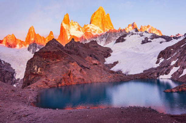 incredibile vista all'alba della montagna fitz roy. parco nazionale di los glaciares. argentina. - mt fitz roy foto e immagini stock
