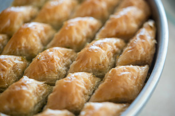 baklava turco con pistacho - baklawa fotografías e imágenes de stock