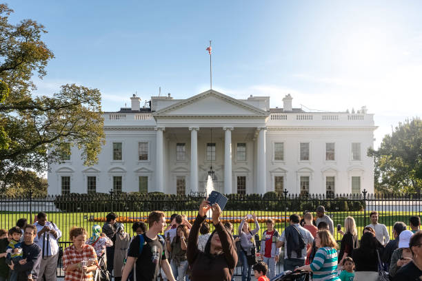 tourists taking photos in front of the white house on a sunny day. tourism and travel - tourist photographing armed forces military imagens e fotografias de stock