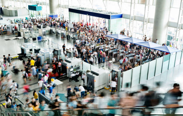 толпа людей в вестибюле железнодорожного вокзала - security staff security airport airport security стоковые фото и изображения