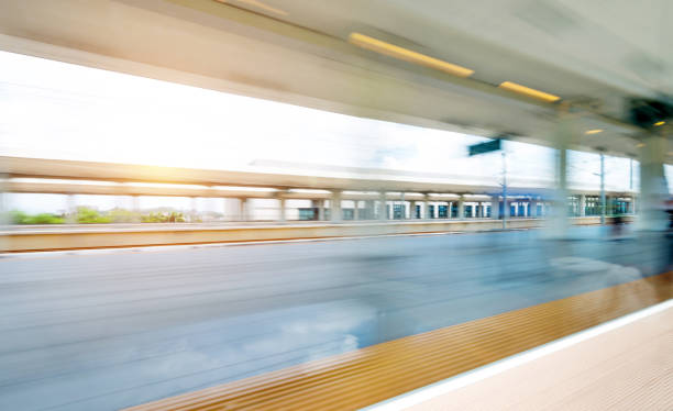 zugankunft im bahnhof - trail subway platform speed people stock-fotos und bilder