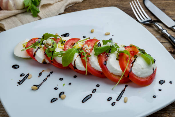 ensalada caprese con mozzarella y tomate - caprese salad fotos fotografías e imágenes de stock