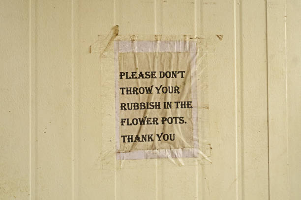 istock sign asking people not to throw rubbish 1177488077