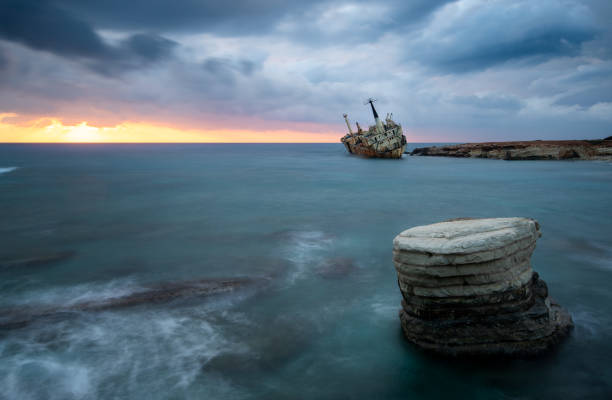 바다에 버려진 배 - cyprus paphos storm sea 뉴스 사진 이미지