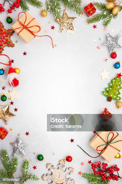 Weihnachten Hintergrund Mit Geschenkboxen Festliche Dekor Tannenbaum Zweige Stockfoto und mehr Bilder von Weihnachten