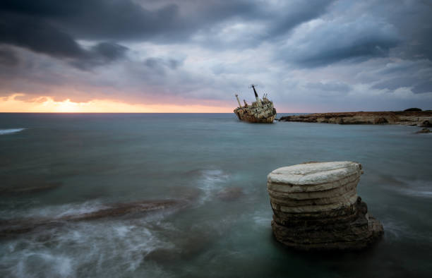 海に捨てられた船 - cyprus paphos storm sea ストックフォトと画像