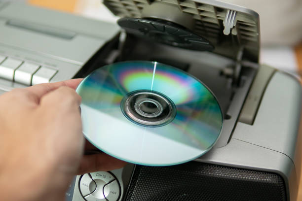 insérer le cd dans le lecteur cd - cd player photos et images de collection