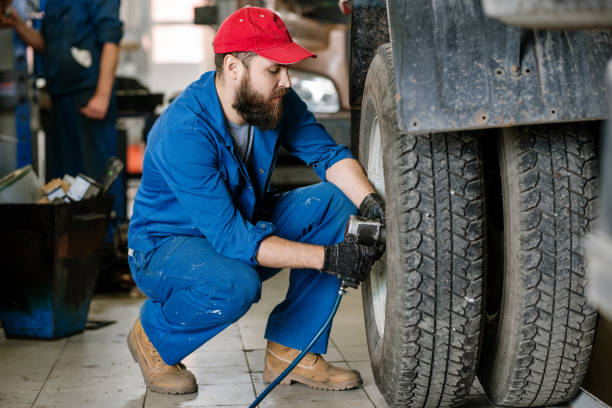 técnico novo sério no workwear que faz o trabalho do reparo com broca elétrica - coveralls professional occupation manual worker service occupation - fotografias e filmes do acervo