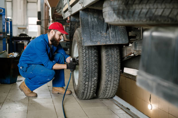 작업 중 전기 기기를 사용하는 기술 서비스의 수염 근로자 - truck tire 뉴스 사진 이미지