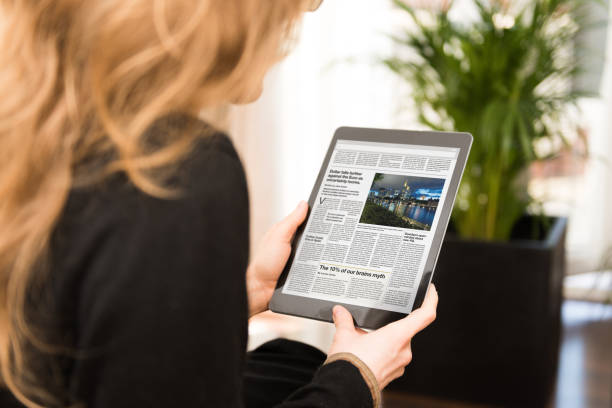 jeune femme affichant les nouvelles sur un ordinateur moderne de tablette - ipad women human hand digital tablet photos et images de collection