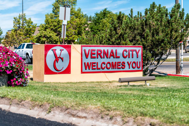 Utah city historic town with welcome sign on road closeup with logo symbol Vernal, USA - July 23, 2019: Utah city historic town with welcome sign on road closeup with logo symbol vernal utah stock pictures, royalty-free photos & images
