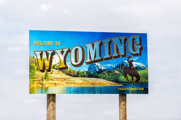 sign for welcome to wyoming near flaming gorge utah national recreational area park - yellowstone national park wyoming american culture landscape imagens e fotografias de stock