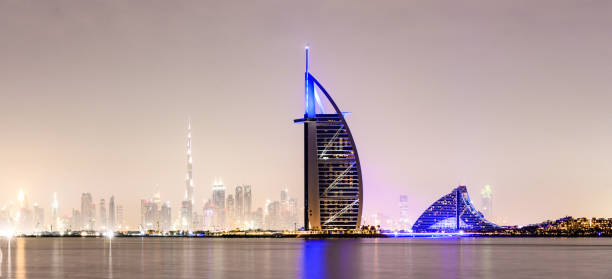 oświetlona panorama dubaju z burdż chalifa i luksusowym hotelem burdż al arab. dubai, zjednoczone emiraty arabskie. - jumeirah beach hotel obrazy zdjęcia i obrazy z banku zdjęć